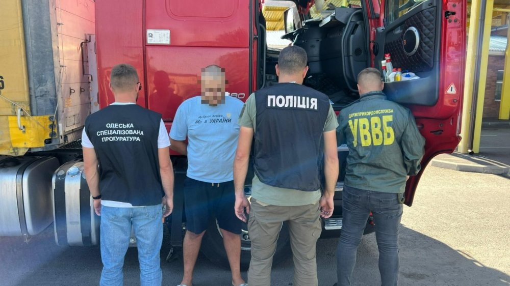 На Одещині фура з газованими напоями виявилася схованкою для ухилянта (ФОТО)