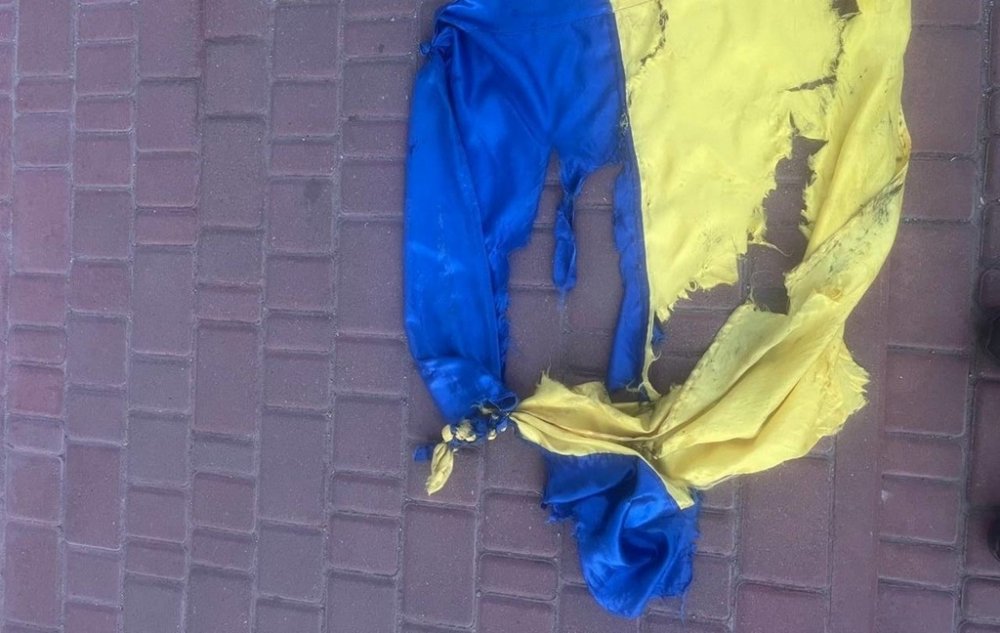 У Кропивницькому чоловік зірвав державний прапор і топтав його ногами