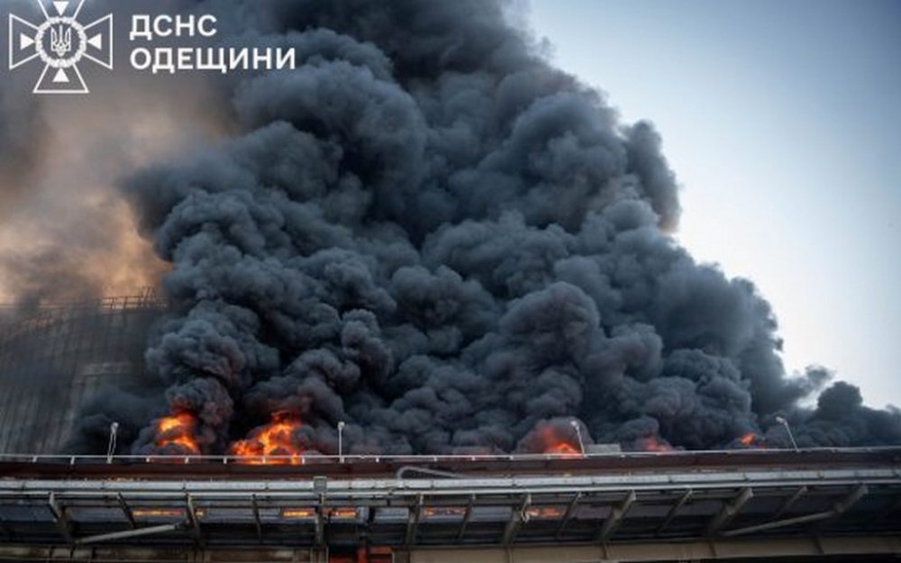 У Чорноморську ліквідували масштабну пожежу на території порту (ВІДЕО)