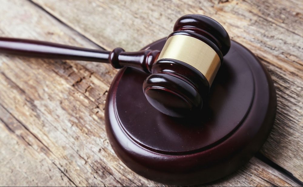 У Києві суд відправив підозрюваного у груповому зґвалтуванні під нічний домашній арешт замість СІЗО