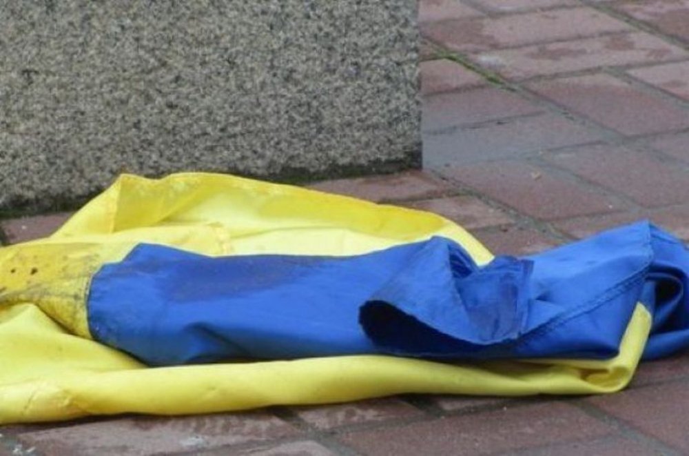 На Чернігівщині поліція знайшла вандала, який викрав прапори з могил полеглих українських воїнів