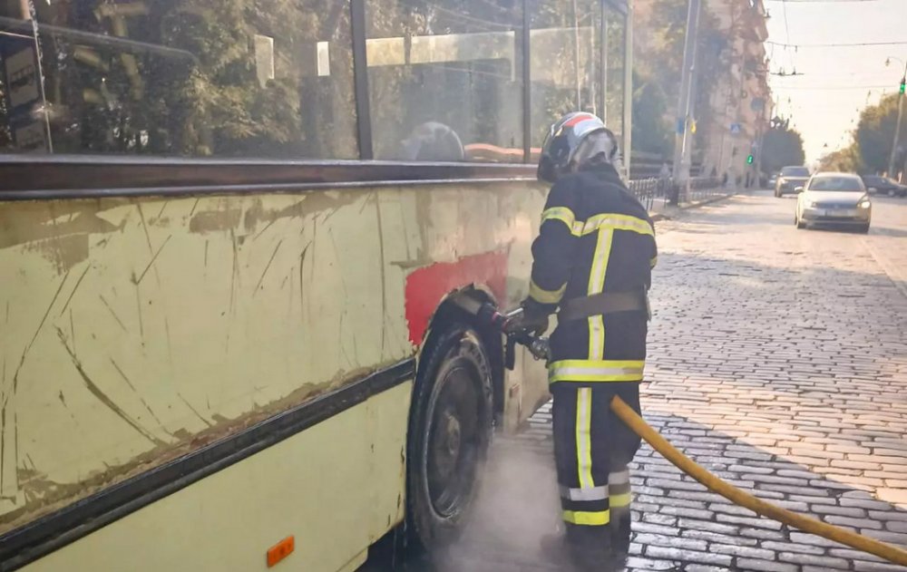 У Чернівцях під час руху загорілася маршрутка (ФОТО)