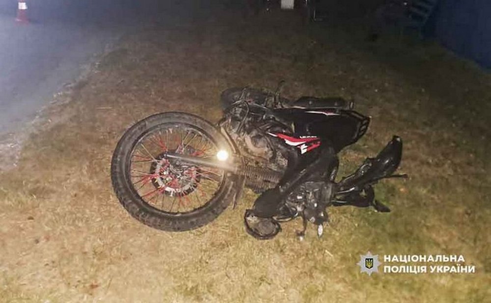 ДТП на Рівненщині: 16-річний мотоцикліст загинув, двоє неповнолітніх пішоходів – у лікарні