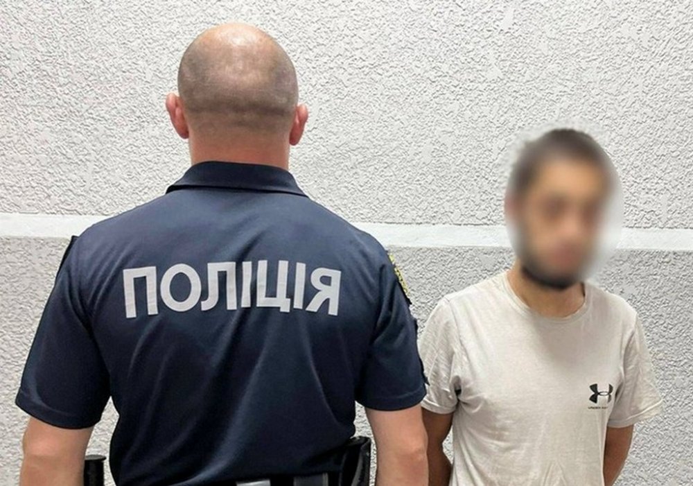 Вдарив та відібрав золоті прикраси: у Мукачеві поліцейські оперативно затримали грабіжника