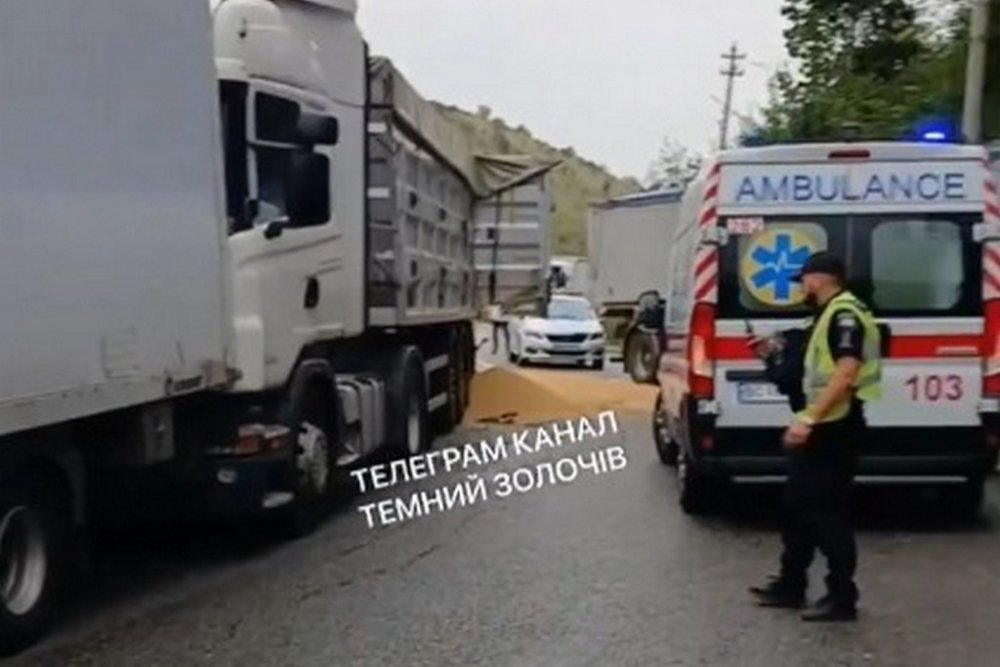 Масштабна автотроща на Львівщині: у ДТП потрапили одразу чотири вантажівки (ФОТО)