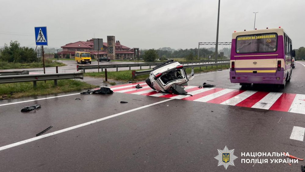 Карколомна ДТП на Рівненщині: стовп розірвав навпіл легковик, водій якого «народився у сорочці» (ФОТО)