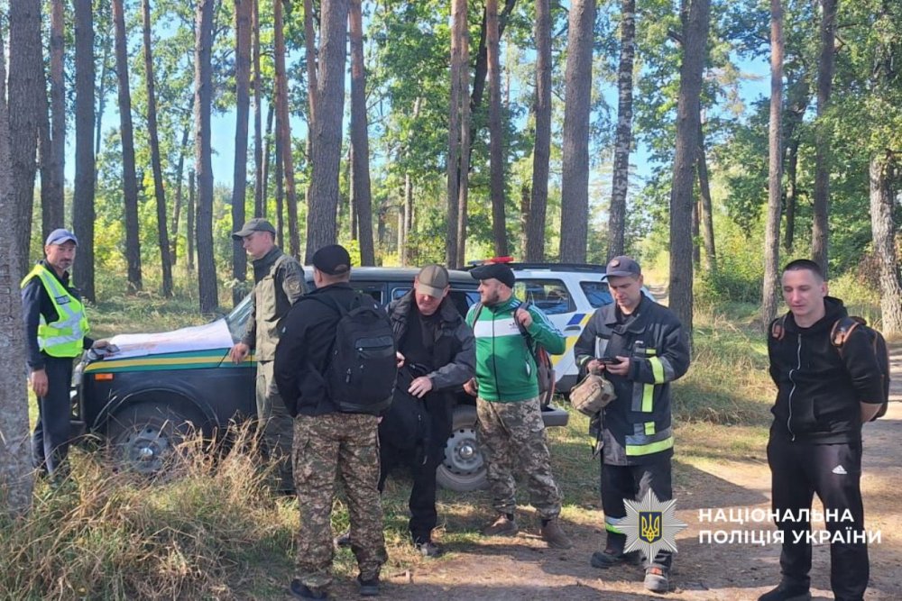 На Сумщині правоохоронці відшукали літню жінку, яка проблукала в лісі три доби (ФОТО)