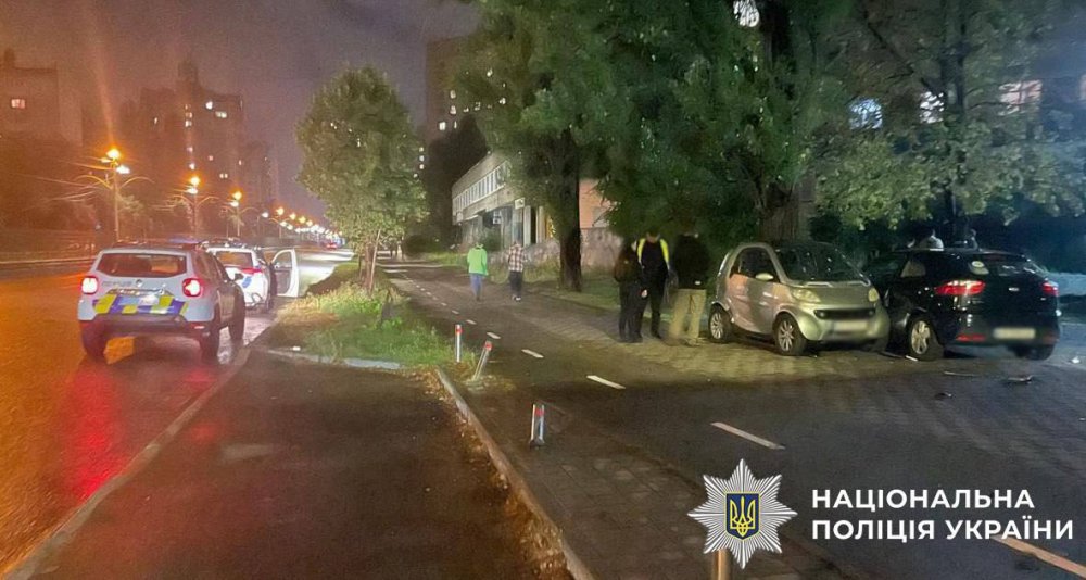 У Києві один автомобіль врізався в дерево, а інший збив його водія, який вийшов з машини