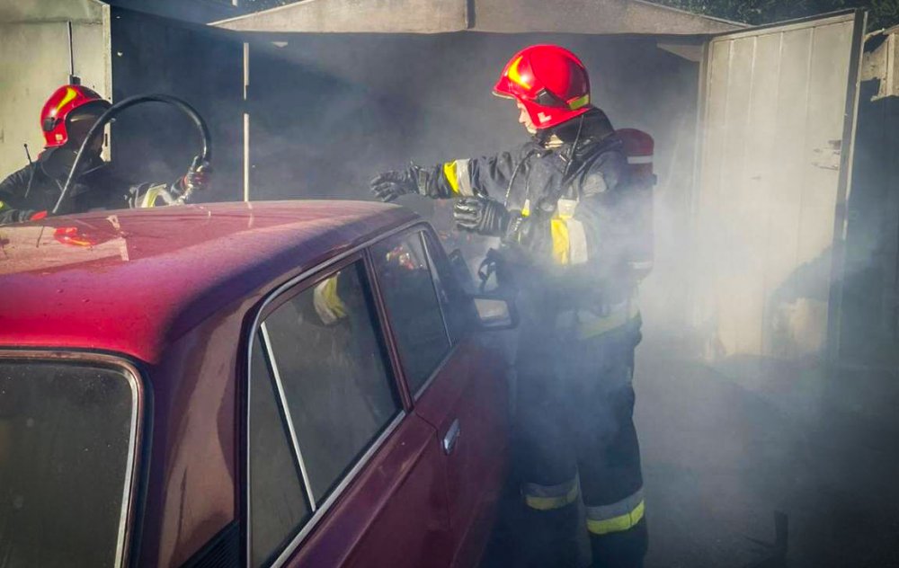 У Львові горів гараж із автомобілем всередині