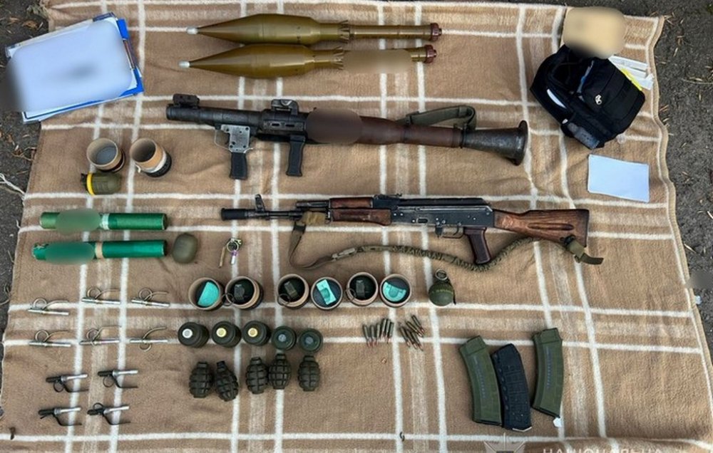 Поліцейські виявили у гаражі лучанина арсенал зброї (ФОТО)