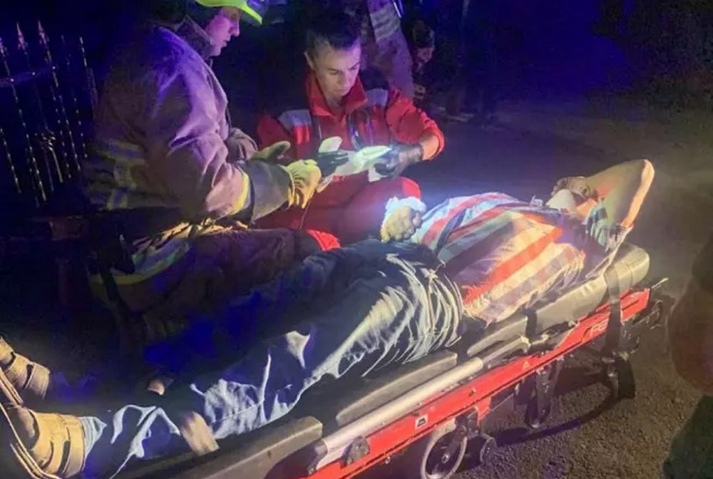 На Рівненщині рятувальники допомогли чоловіку, який наштрикнувся на арматуру огорожі (ФОТО)