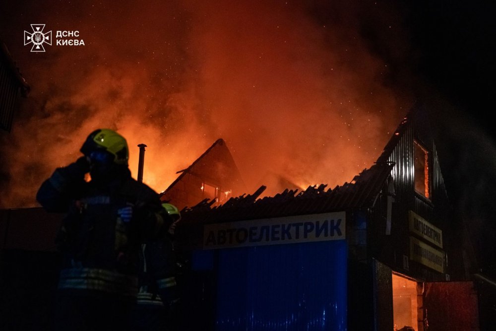 У Києві сталася масштабна пожежа: згоріли СТО, будинок і машини (ФОТО)