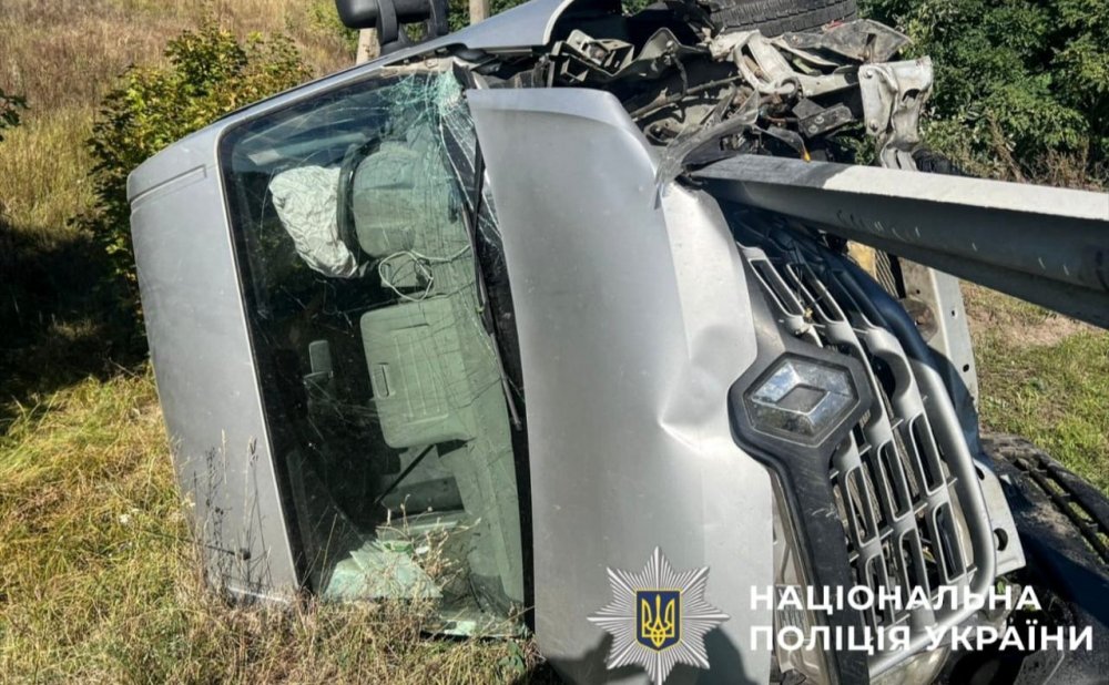 Смертельна ДТП на Київщині: водій мікроавтобуса вилетів з дороги та врізався у відбійник (ФОТО)