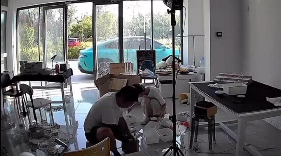 Новий електрокар Xiaomi сам завівся і поїхав геть від господаря (ВІДЕО)