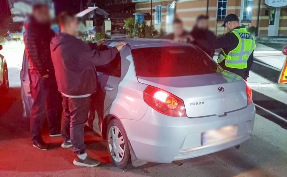 Все авто в доларах: двох ділків з Києва затримали «на гарячому» за переправляння за кордон (ФОТО)