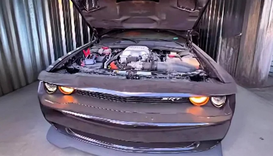 Чоловік випадково виявив на складі, який щойно купив, спортивний автомобіль