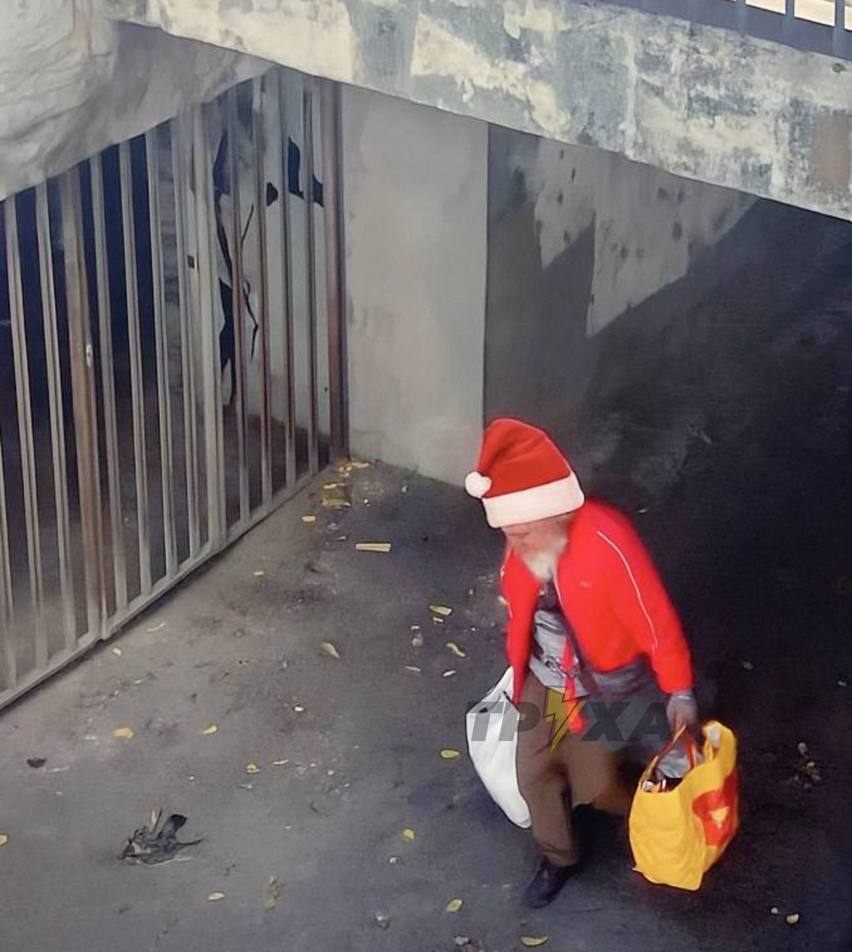 У Дніпрі в річпорту помітили Санту з пакетами (ФОТО)