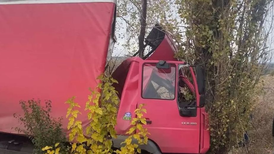 У двох аваріях на Дніпропетровщині рятувальники діставали людей з потрощених авто (ФОТО)