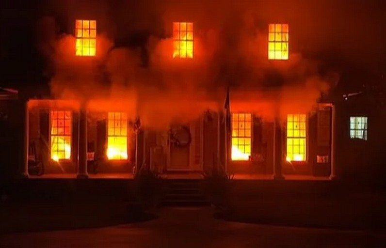 У США сімʼя встановила на будинок підсвітку, яка нагадує пожежу - сусіди викликають рятувальників