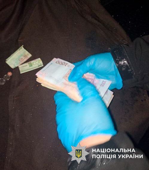 Грабіж серед білого дня у Києві: рецидивіст відібрав у продавця на ярмарку 100 тисяч гривень