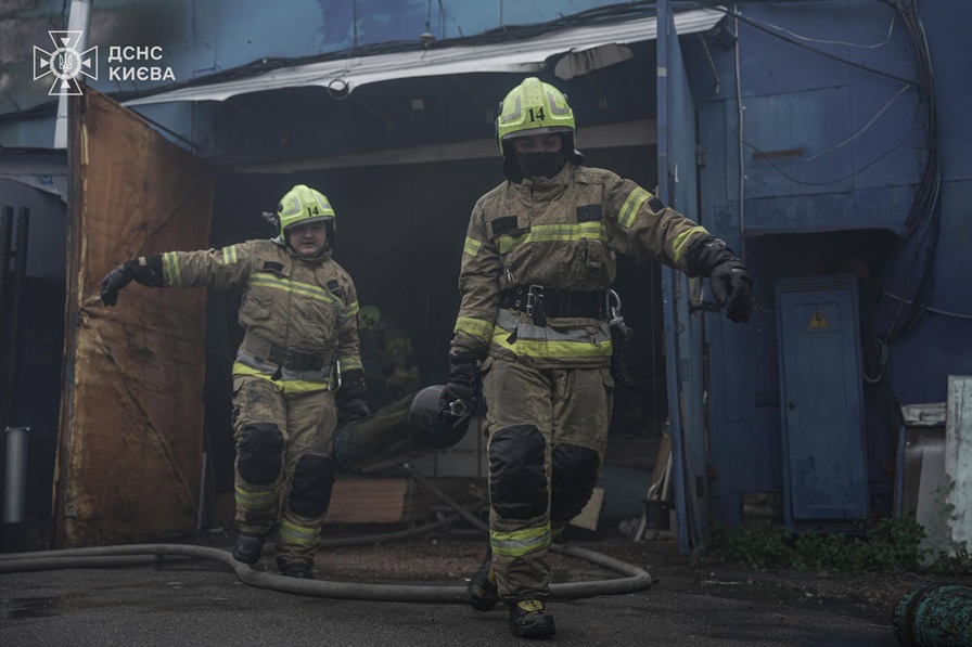 У Києві сталася масштабна пожежа на складі (ФОТО)