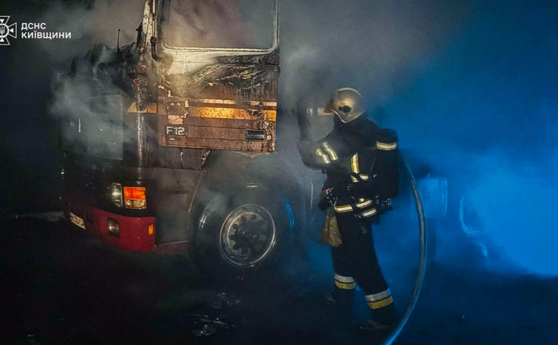Під Києвом горіла фура: постраждала жінка