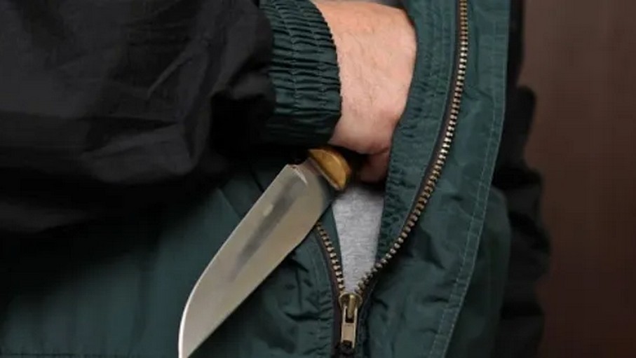 На Київщині чоловік напав із ножем на 16-річну дівчину