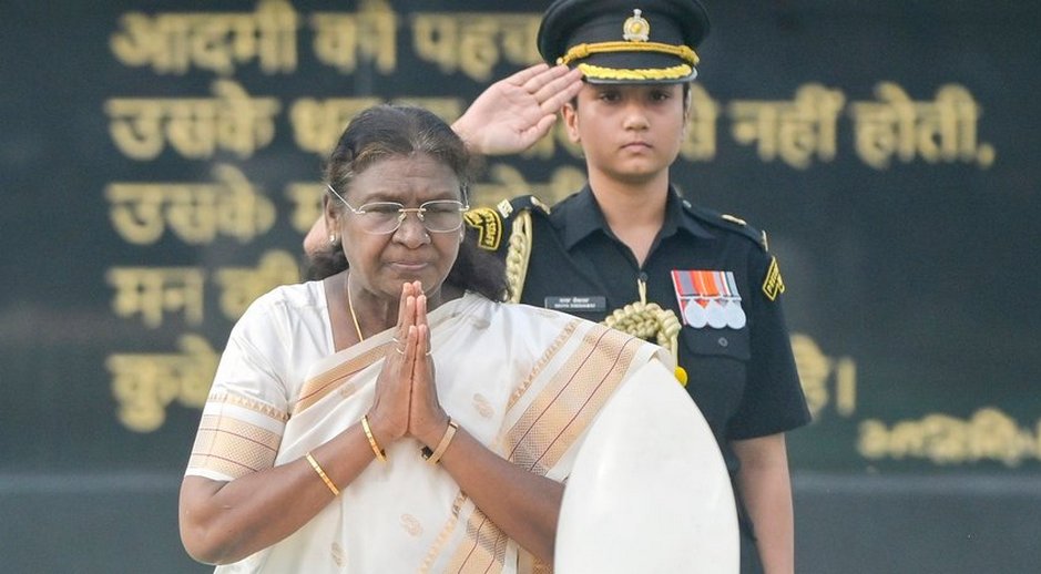 Гелікоптер, що перевозив президентку Індії, застряг на вертолітному майданчику у свіжому бетоні