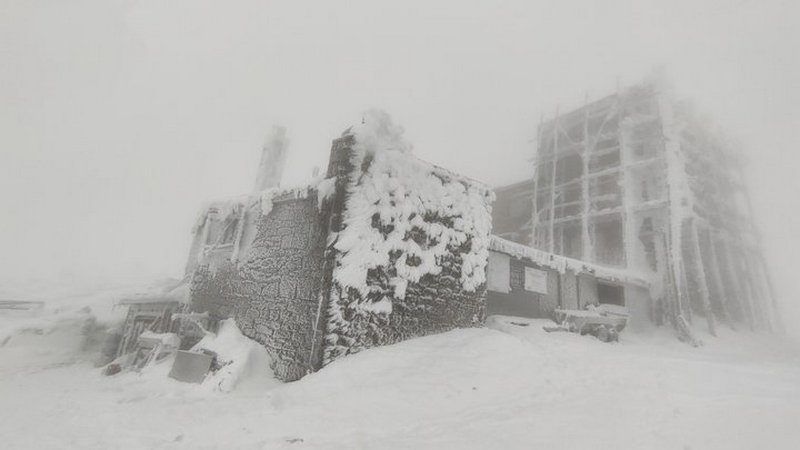 У Карпатах – справжня зима: вершина у хмарах і снігових заметах до 80 см (ФОТО)