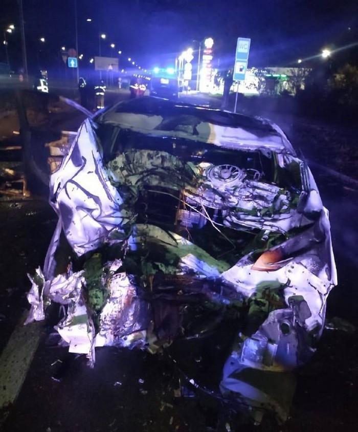 На Столичному шосе п’яний водій Lexus збив пішохода насмерть і врізався в електроопору (ФОТО)