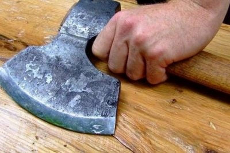 У Борисполі п’яний чоловік напав на відвідувача кафе з сокирою та пограбував його