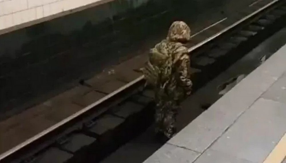 У Києві на «Вокзальній» військового штовхнули на колії