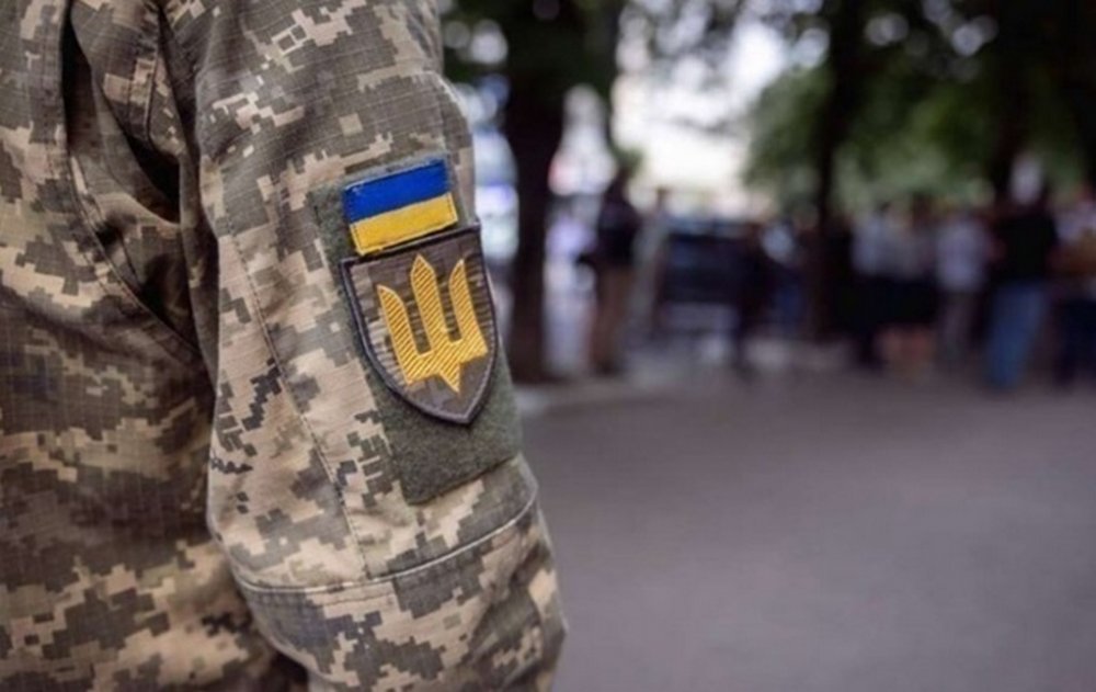 Били й затягували в авто: у Києві біля метро "Мінська" стався інцидент із ТЦК (ВІДЕО)