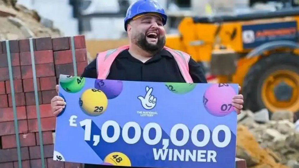 Будівельник, який виграв у лотерею 1 мільйон фунтів, ледь не помер після трьох місяців безперервних святкувань