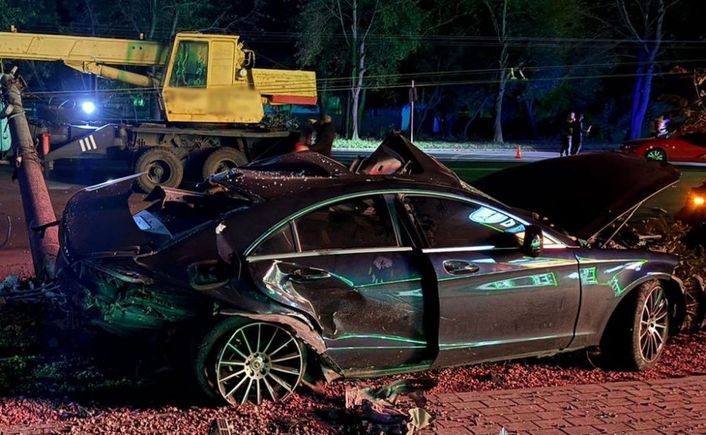 У Житомирі після тарану з автомобілем Tesla легковик Mercedes влетів у стовп (ФОТО)