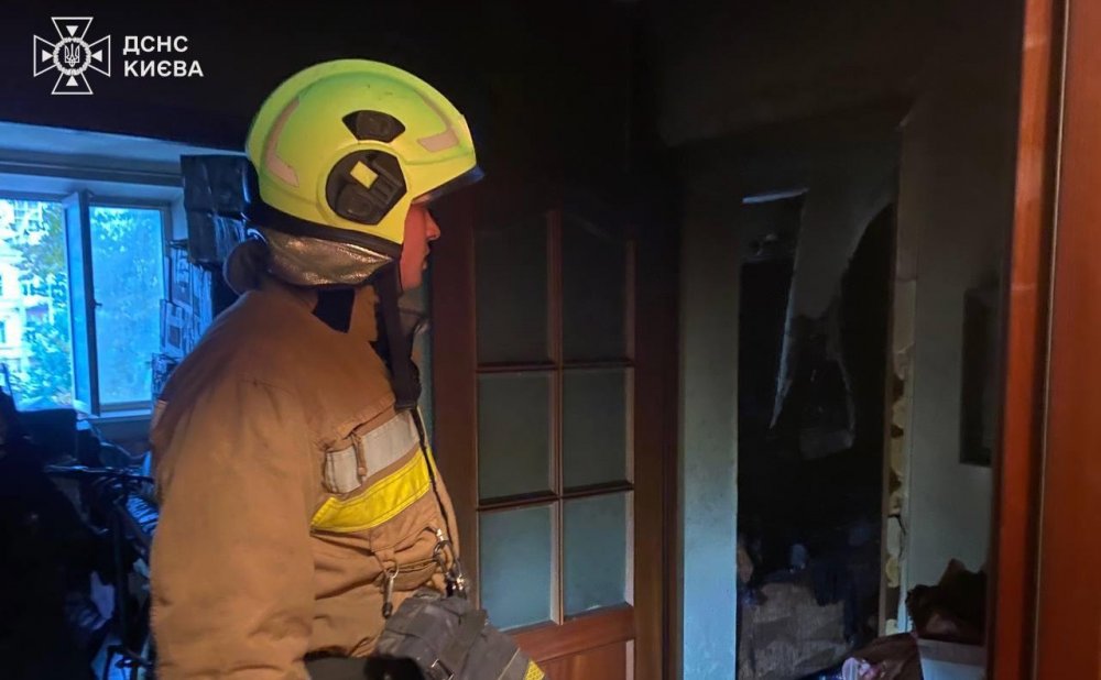 У Києві під час пожежі в багатоповерхівці загинула людина (ФОТО)