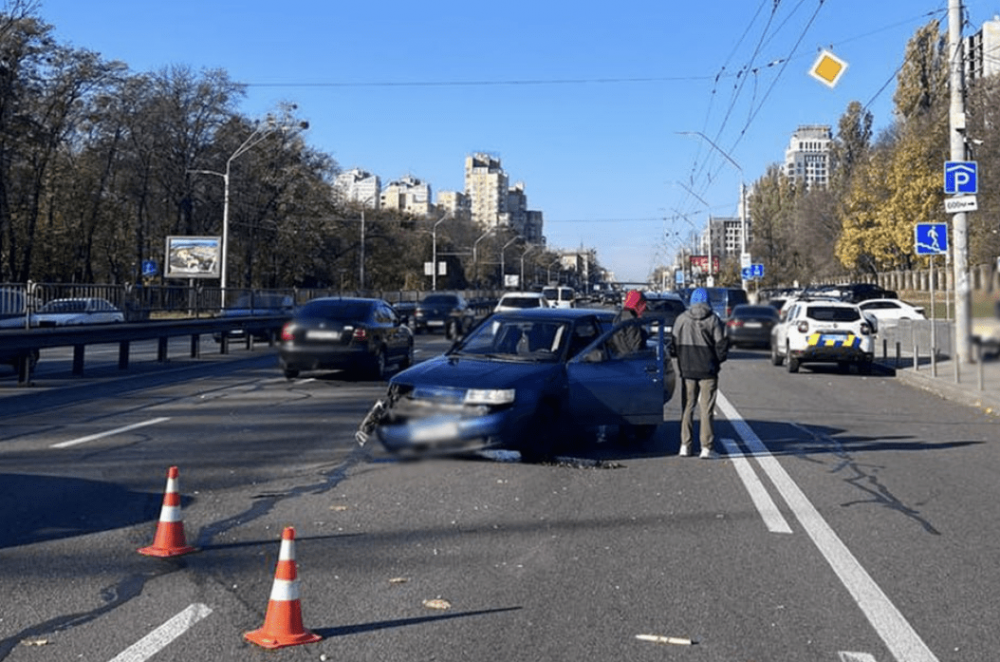 На Берестейському проспекті у Києві утворився масштабний затор через ДТП (ВІДЕО)