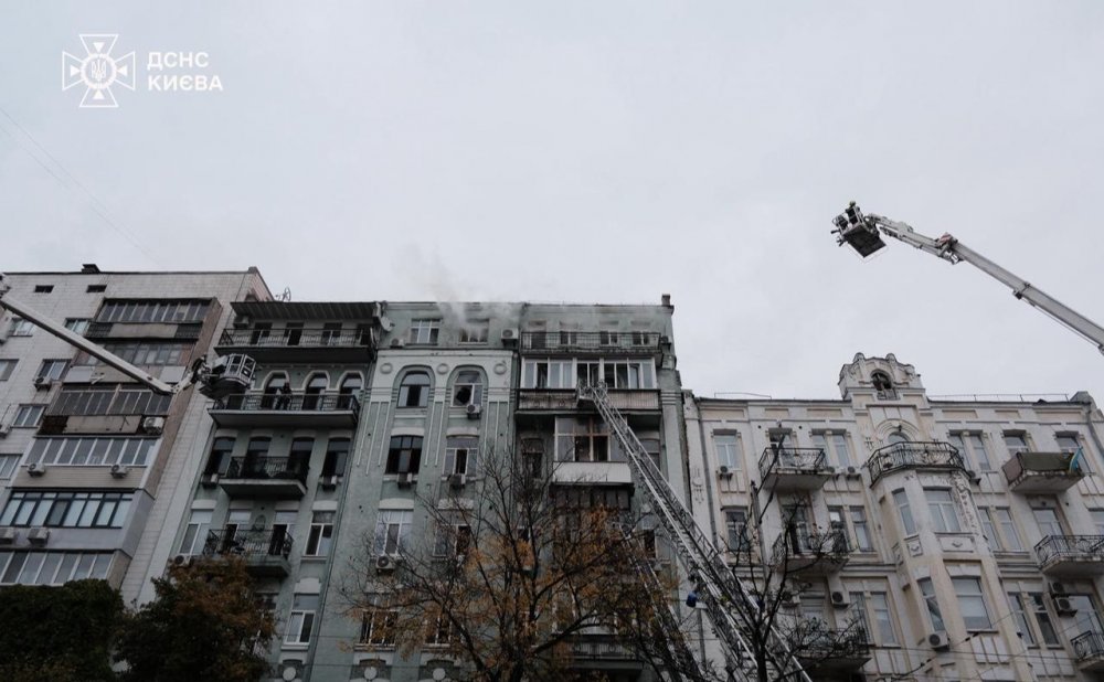 У центрі Києва з ночі триває ліквідація пожежі в житловому будинку (ФОТО)