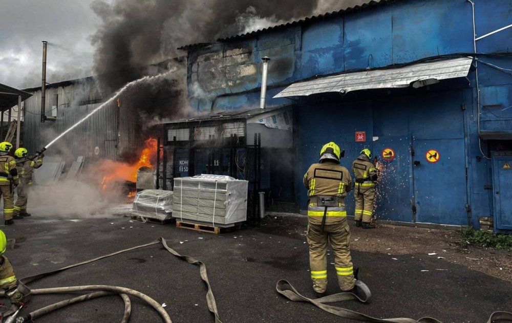 У Києві сталася масштабна пожежа на складі (ФОТО)