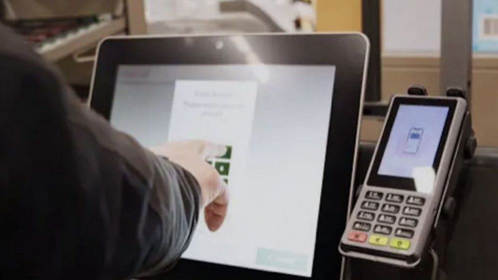 У Дніпрі касою самообслуговування у супермаркеті керує мишеня (ВІДЕО)