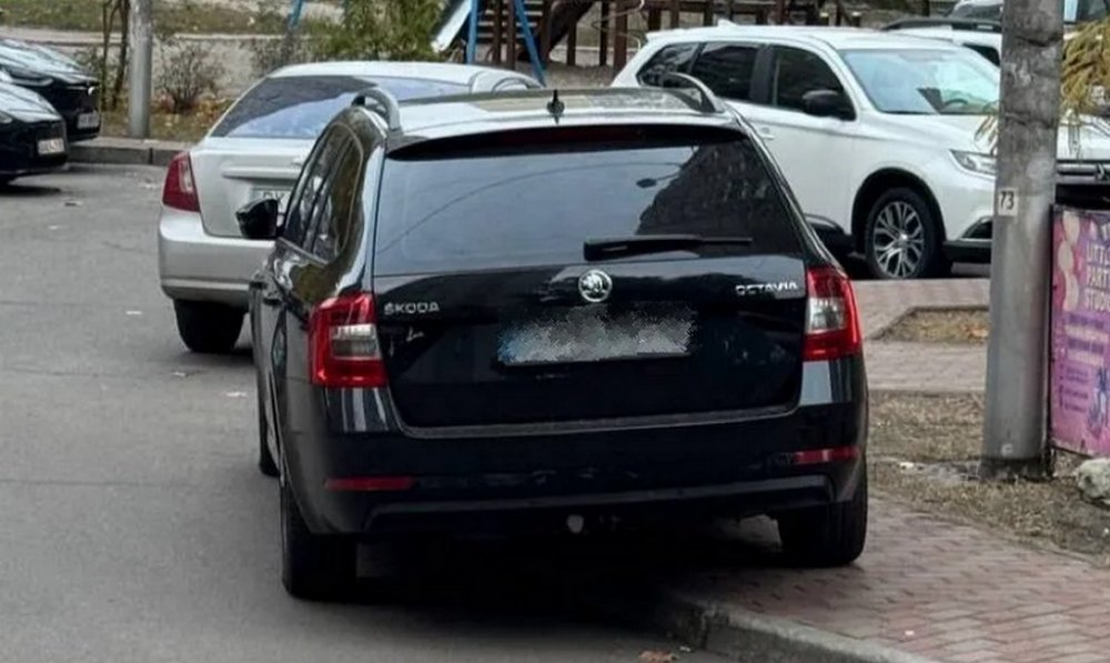 У Києві на Троєщині "герою паркування" оригінально натякнули, що він порушив ПДР (ФОТО)