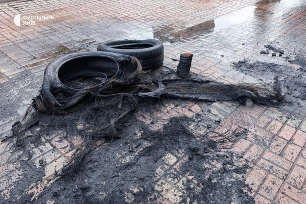 Під КМДА у центрі Києва палали шини: чоловік під’їхав на авто і підпалив гуму (ВІДЕО)