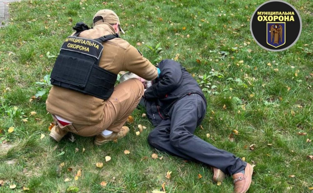 У Києві муніципальні охоронці врятували двох чоловіків від переохолодження (ФОТО)