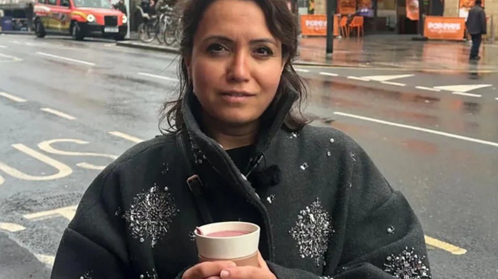 У Лондоні жінка отримала штраф за те, що вилила каву у каналізаційний люк, поспішаючи на автобус