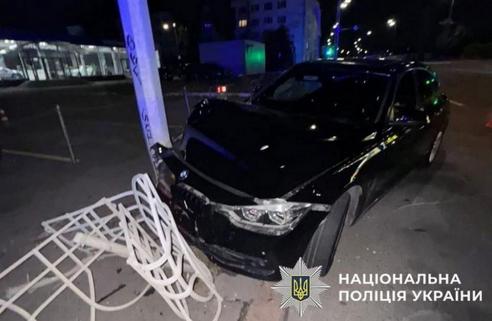 У Києві працівник автомийки напідпитку викрав BMW клієнта і розбив його