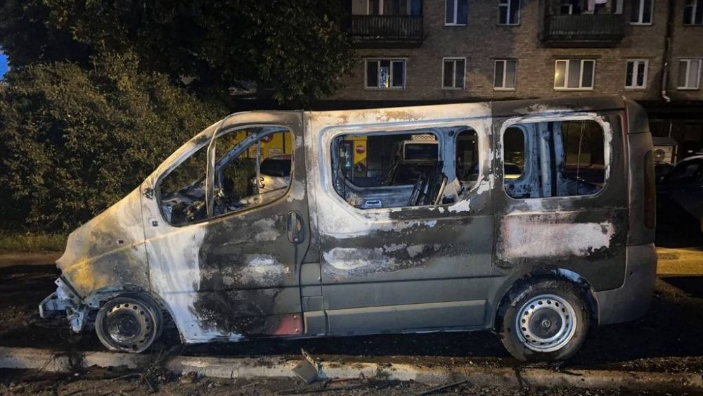 У Києві судитимуть дезертира, який за гроші підпалив два військові позашляховики (ФОТО)