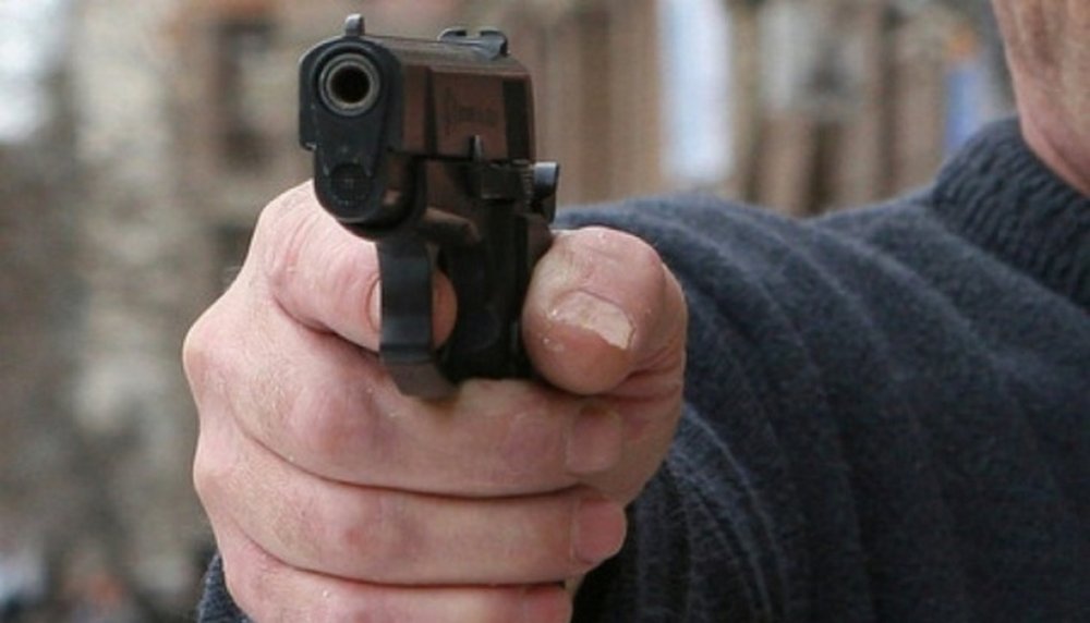 У Києві чоловік влаштував стрілянину біля будинку та поранив двох перехожих