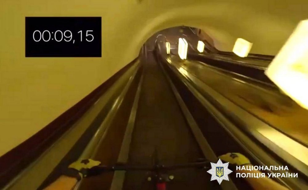 «Екстремал у метро»: студента КПІ покарали за спуск на велосипеді ескалатором «Арсенальної» (ВІДЕО)