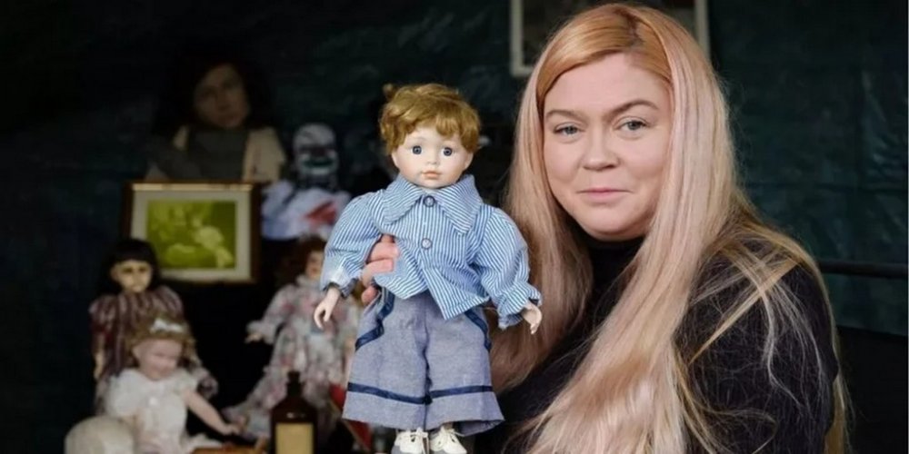 У Британії жінка зібрала колекцію «одержимих» речей і живе з найстрашнішою лялькою країни (ФОТО)