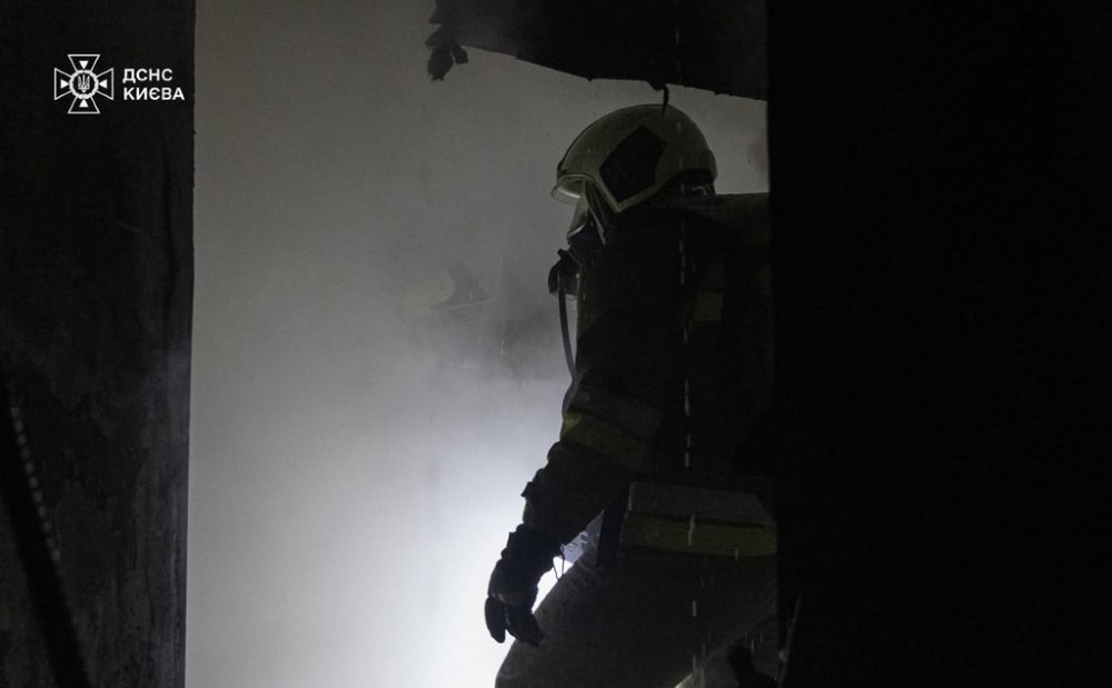 У Києві згорів дах адмінбудівлі: рятувальники ліквідували масштабну пожежу